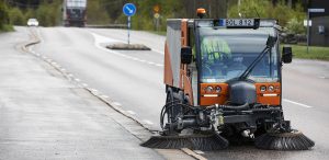 Maskintjänster inom sopning, sand-, flisupptagning och snöbekämpning är något vi gör för för såväl bostadsrättsföreningar och för kommuner.