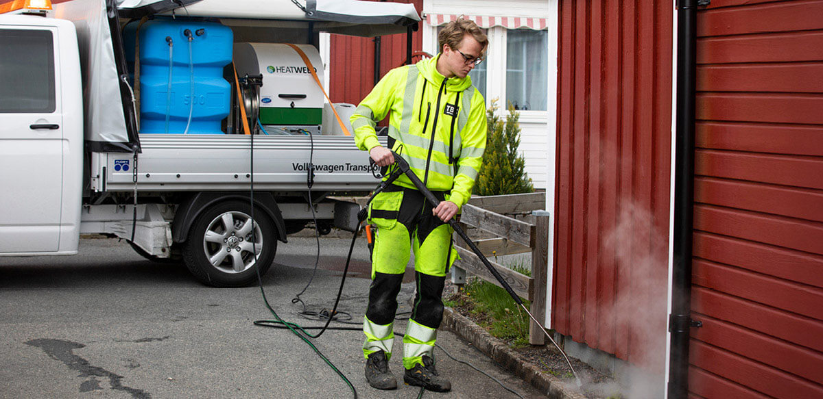 Inom våran byggservice tar vi omhand om mindre projekt och finns för dig som behöver renovera, underhålla och utveckla din fastighet.